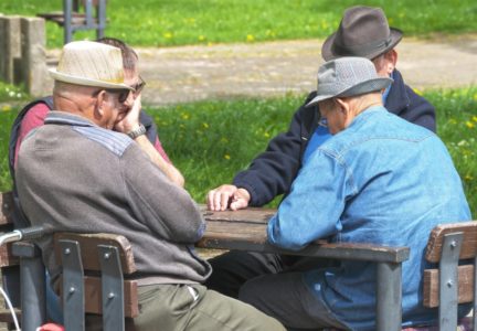 ZAHTEVI CRNOGORSKIH PENZIONERA Penzije treba da prate plate, formirati posebnu „penzionersku potrošačku korpu“