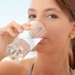 U INDIJI OVO RADE VEKOVIMA: Šta će se dogoditi vašem telu ako svaki dan popijete čašu tople, slane vode?