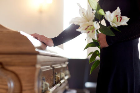 JAKO VELIKE CENE: Za sahranu preminulog od kovida potrebno najmanje 1.300 evra