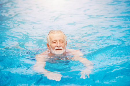 OFTAMOLOZI DETALJNO OBJAŠNJAVAJU: Da li treba skidati sočiva kada se kupate u moru?