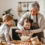 NAUČNE STUDIJE POKAZUJU: Evo zašto bake više vole unuke nego sopstvenu decu