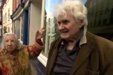 LJUBAVNA PRIČA SA NAJTUŽNIJIM KRAJEM: Baka (91) se udala za beskućnika 40 godina posle njihovog prvog susreta (VIDEO)