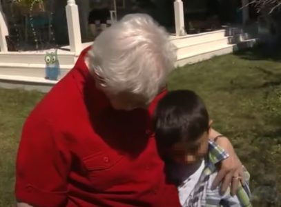 REAGOVAO JE NEVEROVATNO BRZO I SPASONOSNO! Dečak je voleo da se igra kod bake, ali je jednog dana primetio nešto neobično (VIDEO)
