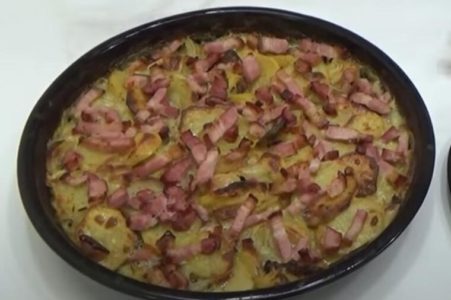 PRAVI STARINSKI RECEPT: Najukusniji krompir iz rerne sa hrskavom slaninicom (VIDEO)