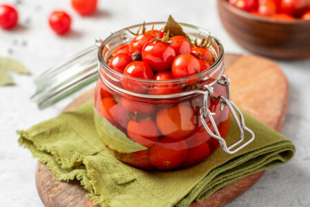 SPREMITE ZIMNICU NA VREME: Jednostavan recept za čeri paradajz koji će biti svež tokom cele zime
