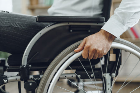 PROŠLE GODINE VOZIO AUTOMOBIL, A SAD NE MOŽE DA HODA: Čovek zbog suplemenata završio u invalidskim kolicima