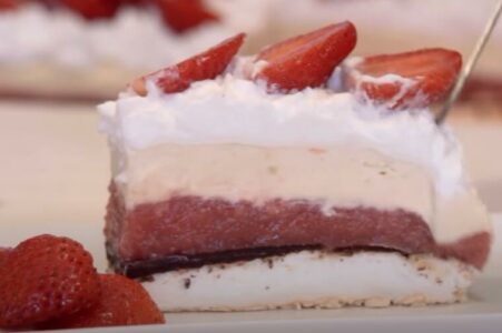 SAVRŠENA KAPRI TORTA: Idealna kombinacija puslica, kremastog fila i voća, prava harmonija ukusa (VIDEO)