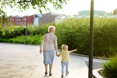 DA LI JE OVO TAČNO Jedna studija pokazala – bake mogu da budu daleko više povezane sa unucima nego sa rođenim detetom